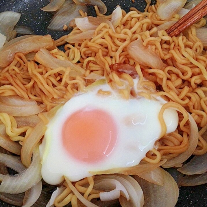 授乳婦一人ランチ☆焼きそばの贅沢な半熟卵乗せ♡